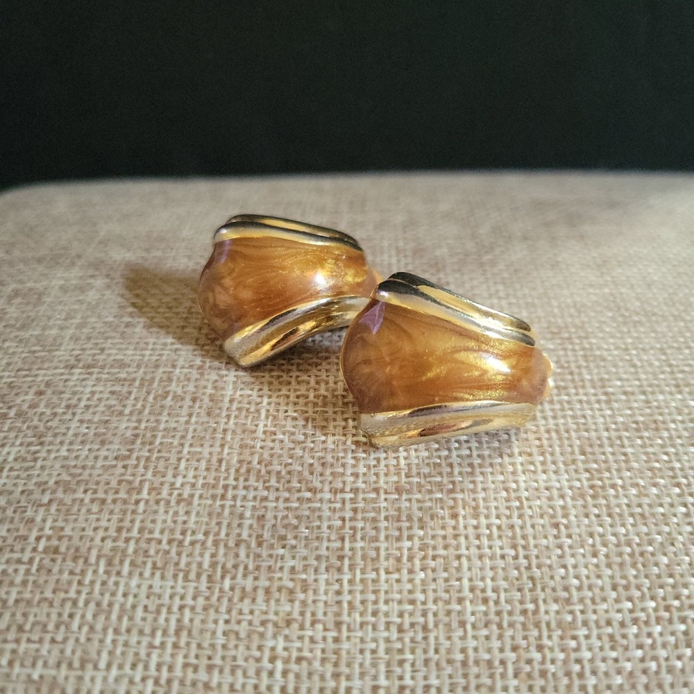Vintage Gold Tone Butterscotch Enamel Clip On Earrings 0.75in OldMoney